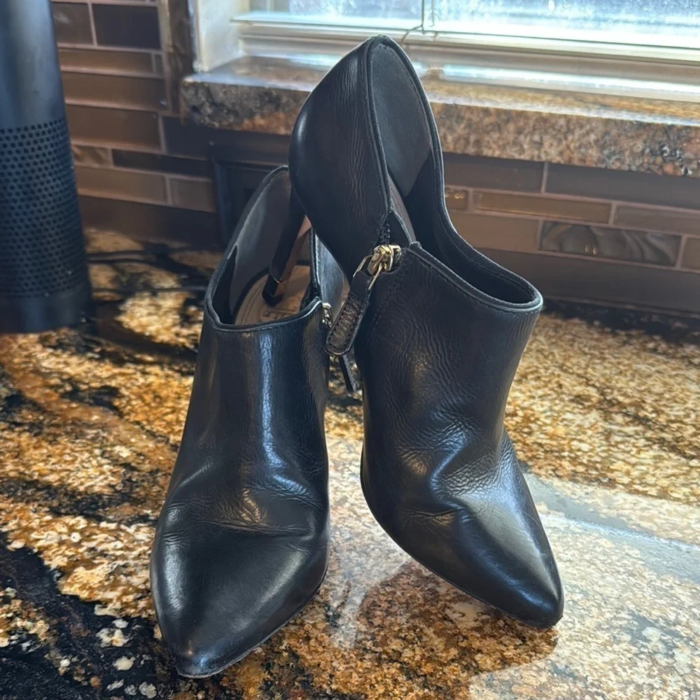 Tory Burch Chic Black Leather Ankle Boots w zippers‎